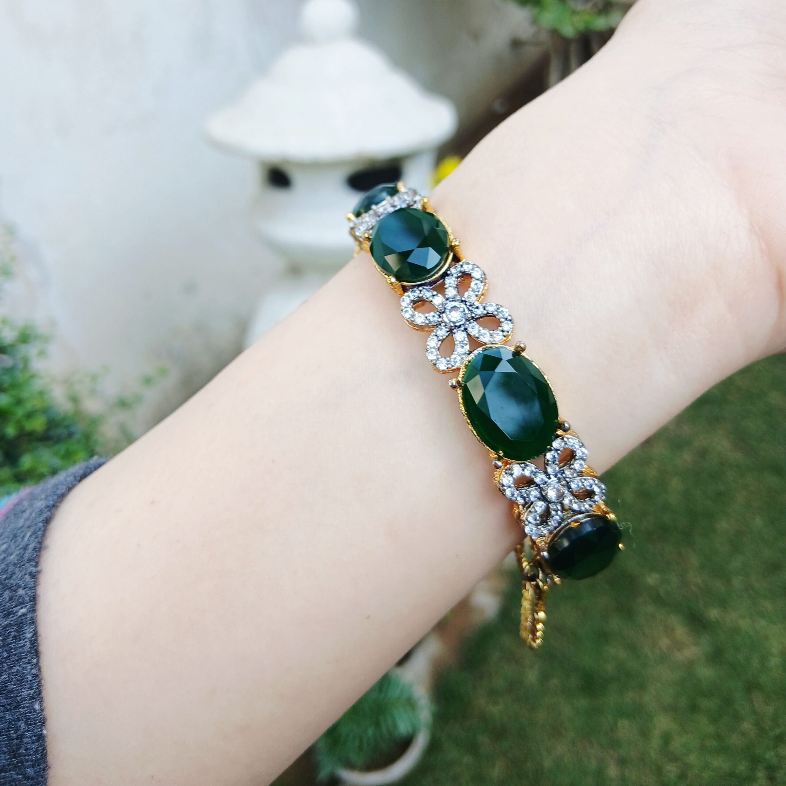 Emerald Elegance Gold-Plated Openable Floral Bangle - Article 2 - Image 4