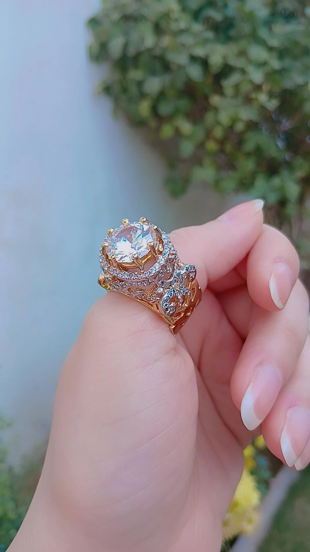 Brilliant Crystal Heritage Gold-Plated Statement Ring — Article 3