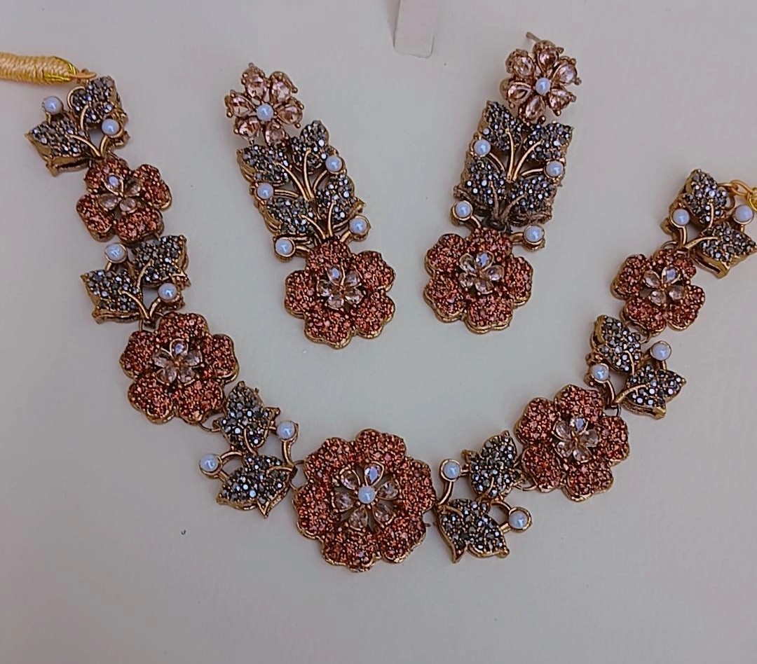 Sleek Turkish Geometric Choker Set with Mother-of-Pearl - Article 6