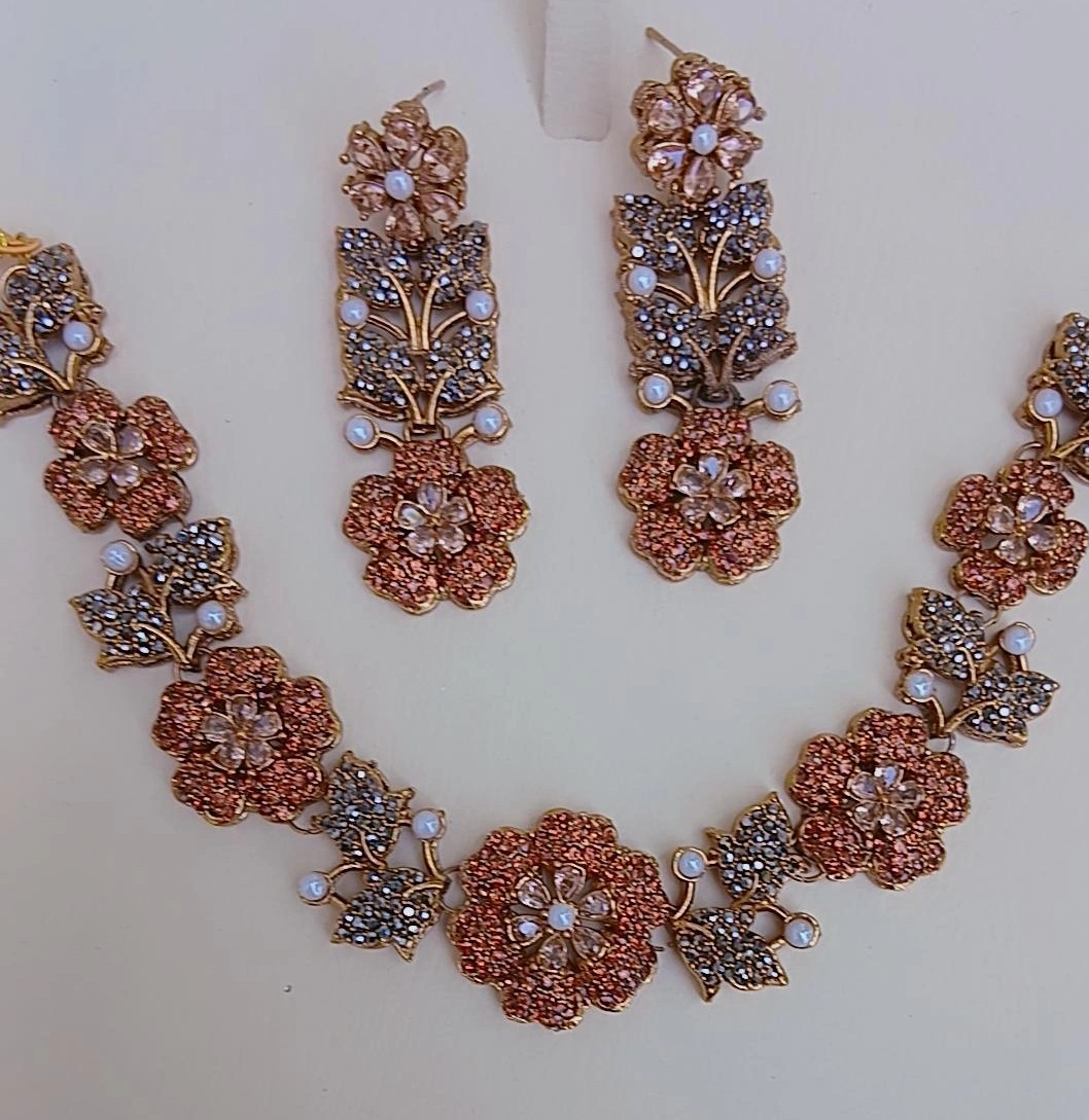 Sleek Turkish Geometric Choker Set with Mother-of-Pearl - Article 6 - Image 2